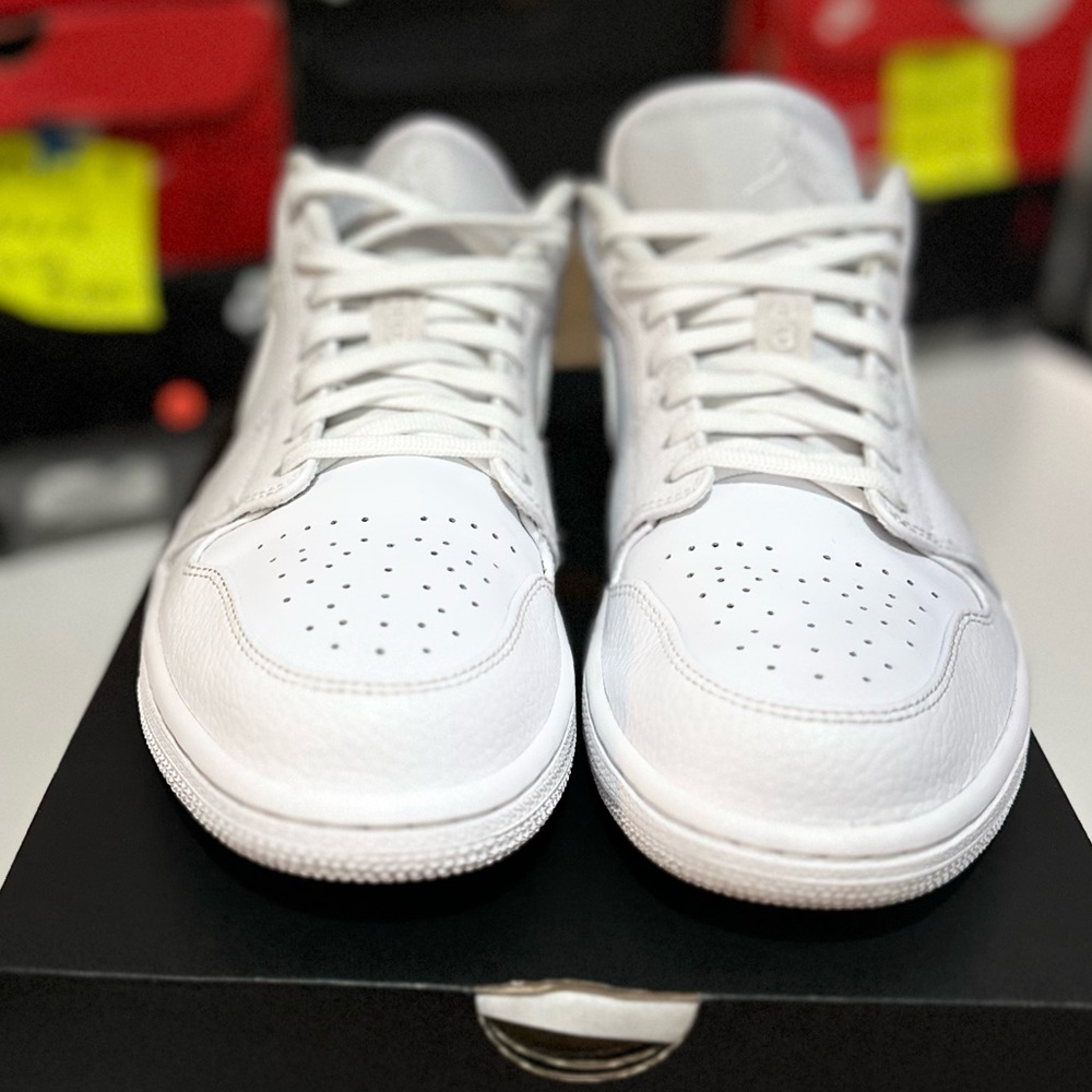 Jordan 1 Low
Triple White Tumbled Leather